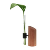 vaso leaf solitário em madeira vidro e metal