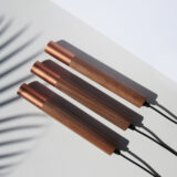 PENDENTE GUITA PLUG DESIGN EM MADEIRA E COBRE LÂMPADA G9 LED