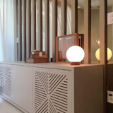 Luminária de mesa em madeira e vidro leitoso para quarto e sala