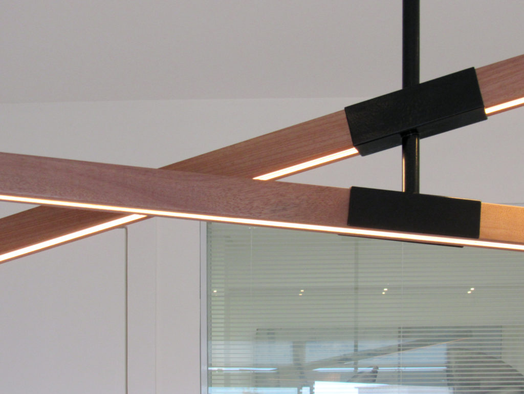 Luminária pendente em madeira e metal com tecnologia LED.
