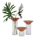 Vaso Baobá da Plug Design em madeira maciça e vidro transparente com folhas verdes