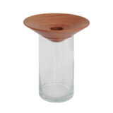Vaso Baobá da Plug Design em madeira maciça e vidro transparente com folhas verdes