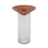 Vaso Baobá da Plug Design em madeira maciça e vidro transparente com folhas verdes
