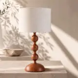 abajur laguna com base de madeira maciça com esferas e cúpula de tecido linho para quarto e sala contemporâneo