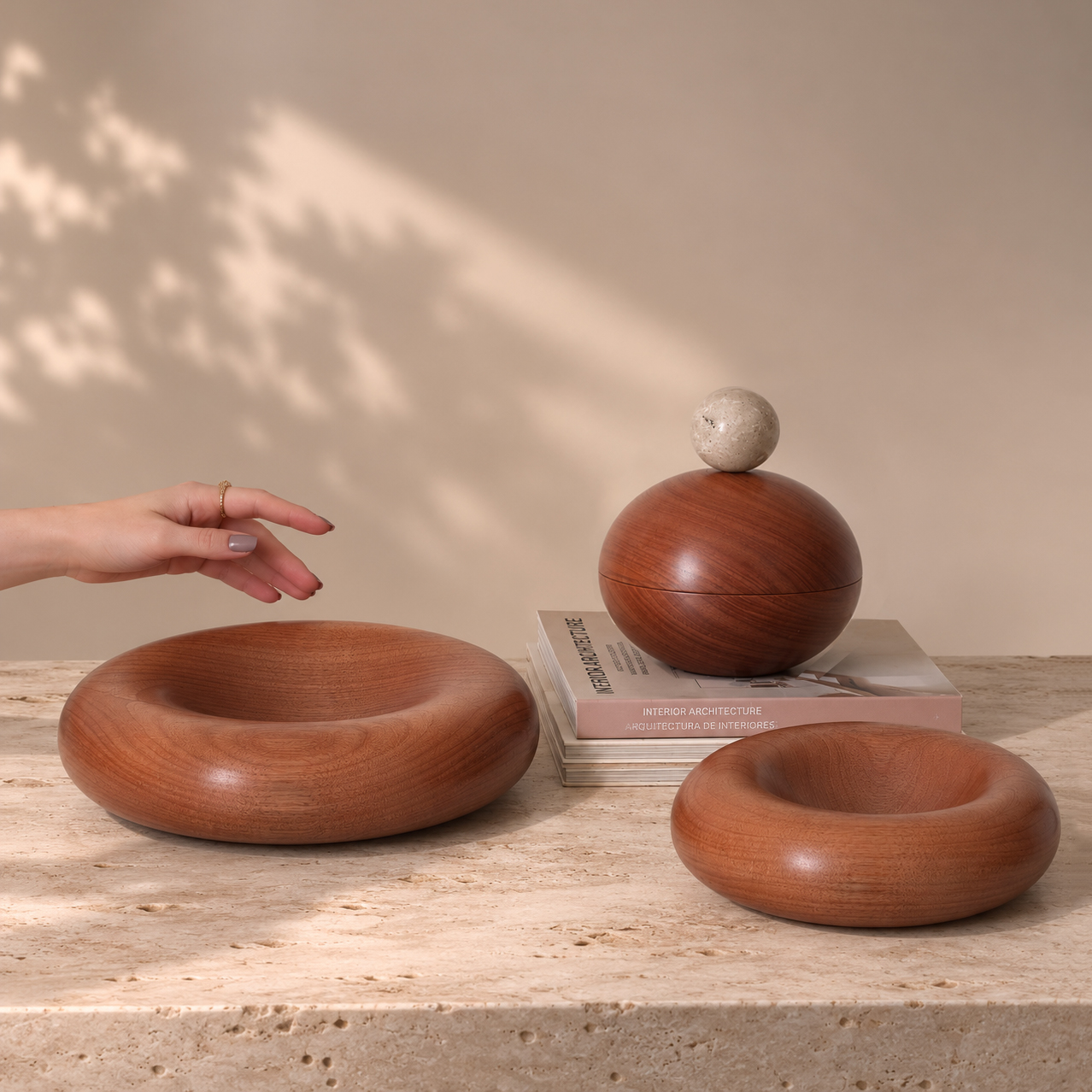 bandejas ninho e pote orbe plug design madeira e travertino decoração para arquitetura contemporânea